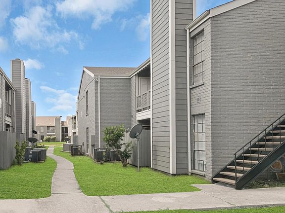3rd image of 12500 Sandpiper Dr APT 32