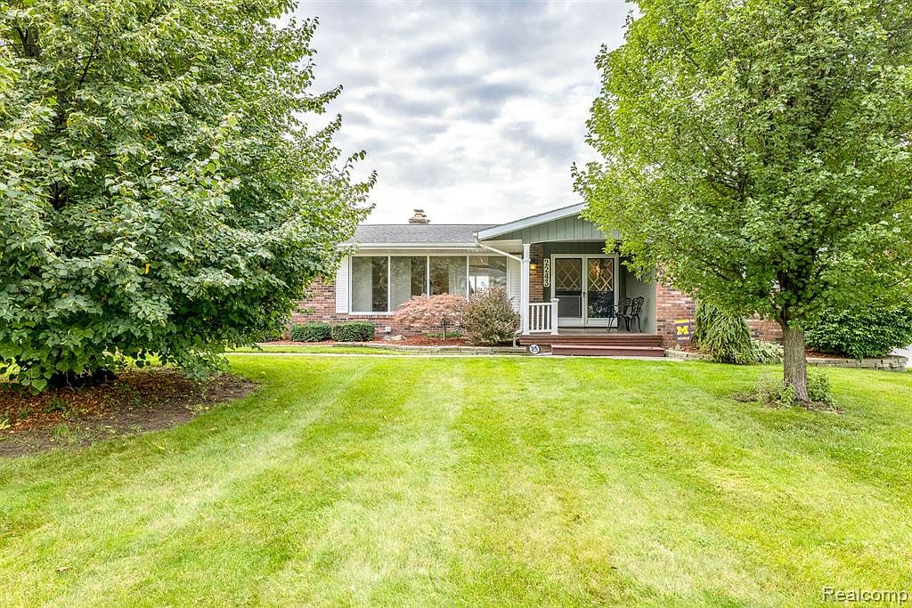 2243 Woodstock Dr, Port Huron, MI 48060 MLS 20230079624 Zillow