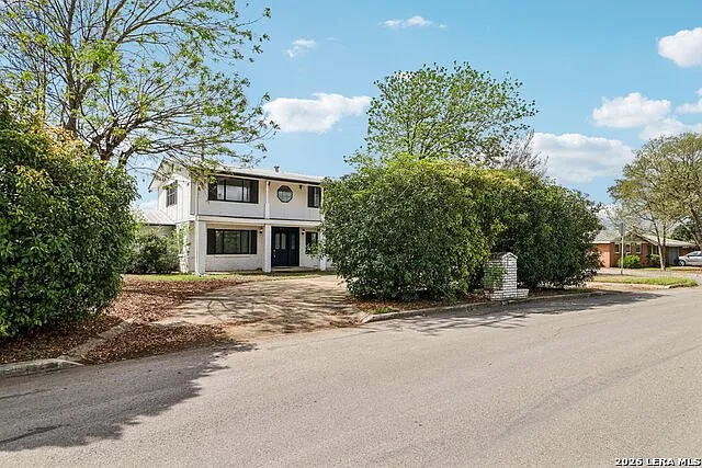 302 Weathercock Ln — Photo 3