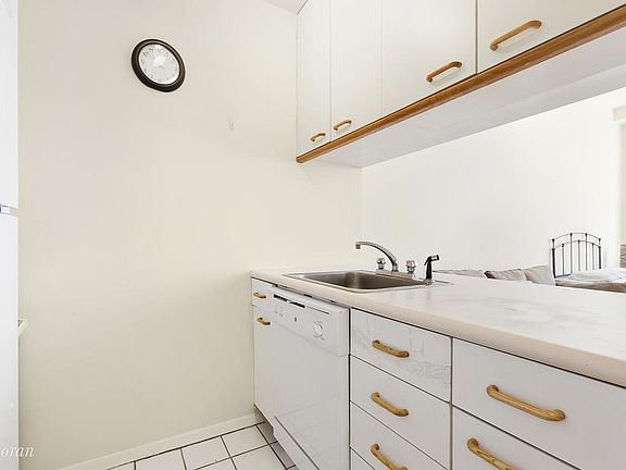 3rd image of 350 W 50th St APT 6H