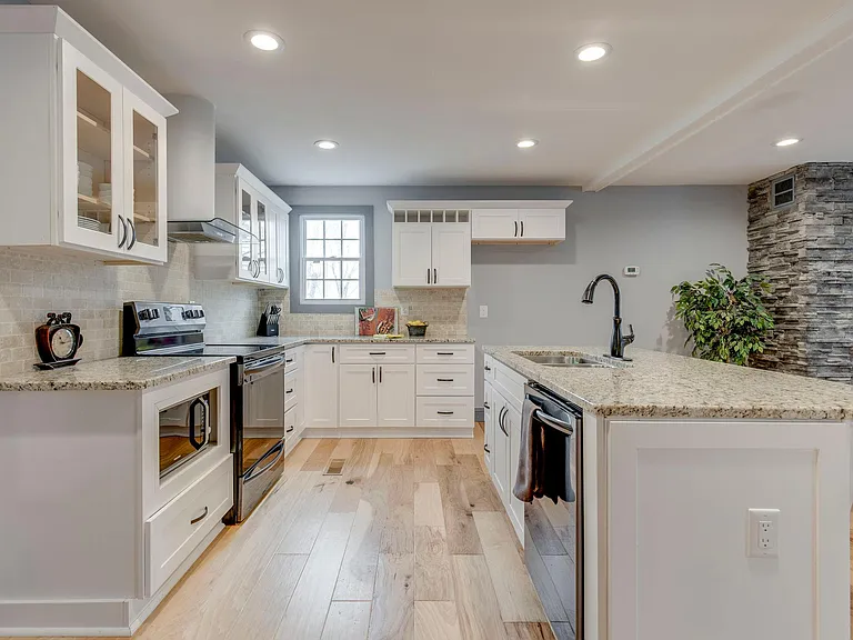 22 Peachtree St — Photo 4