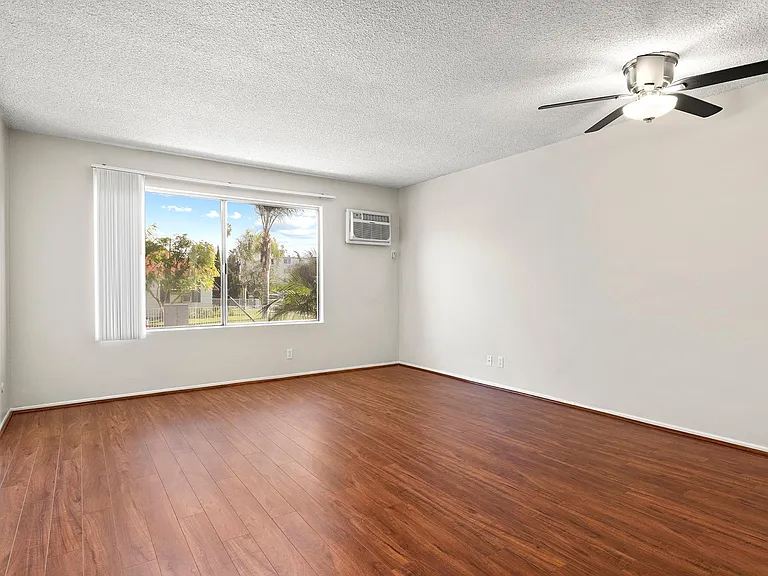 Riverside Villa Apartments — Photo 26