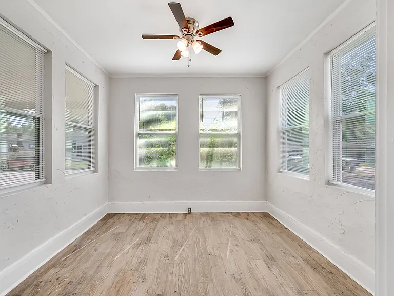 310 E Lambright St — Photo 37