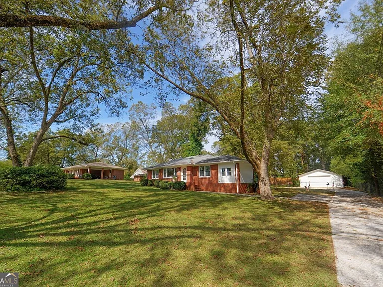 370 Georgia Ave — Photo 2