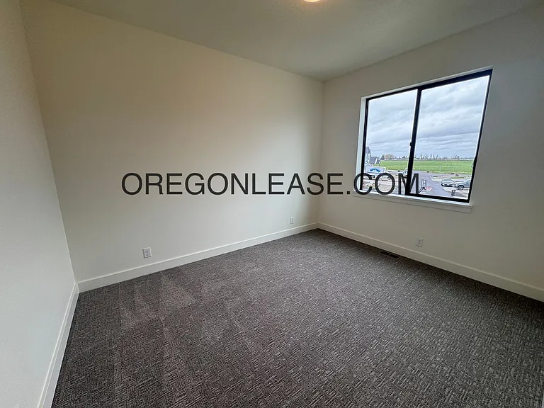 Brand new 3 bedroom 2.5 bath Coburg townhome — Photo 17