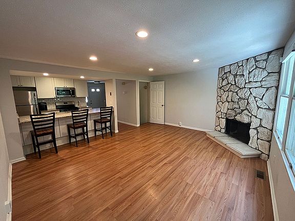 2nd image of 130 Maria Ave