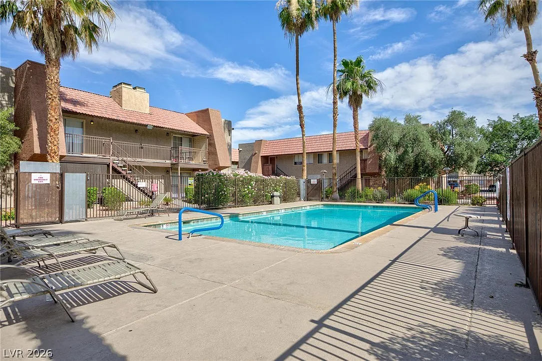 2 bed, 2.0 bath, 978 sqft, $1,250 — Photo 3