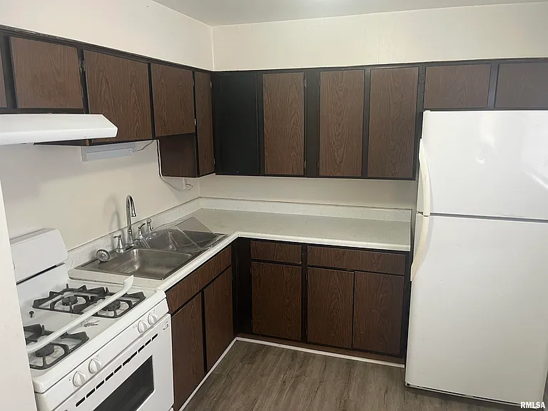 227 W Elm St — Photo 4