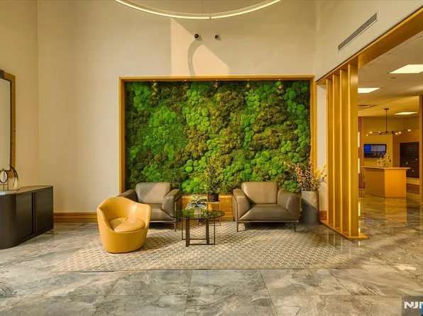 3 Somerset Ln #113, Edgewater, NJ 07020