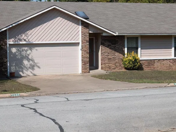 2640 E Country Way, Fayetteville, AR 72703