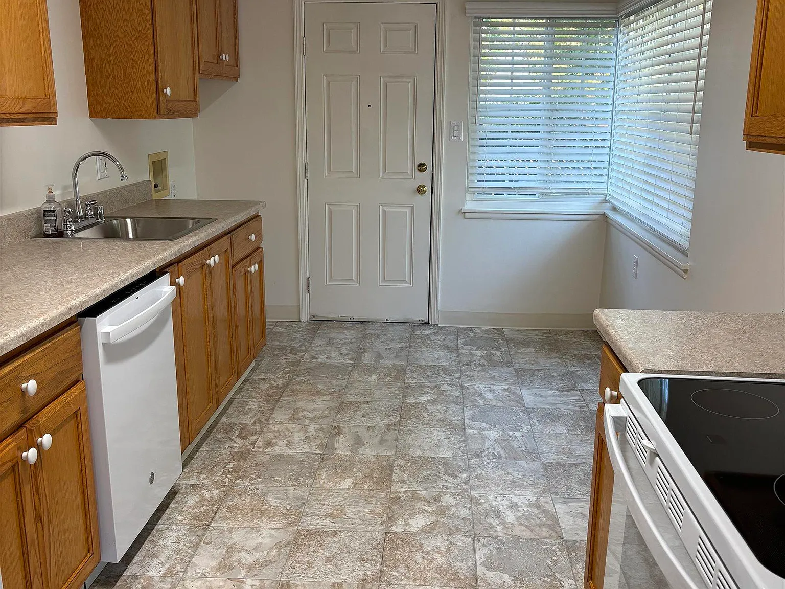 2 bed, 800 sqft, $2,300 — Photo 3