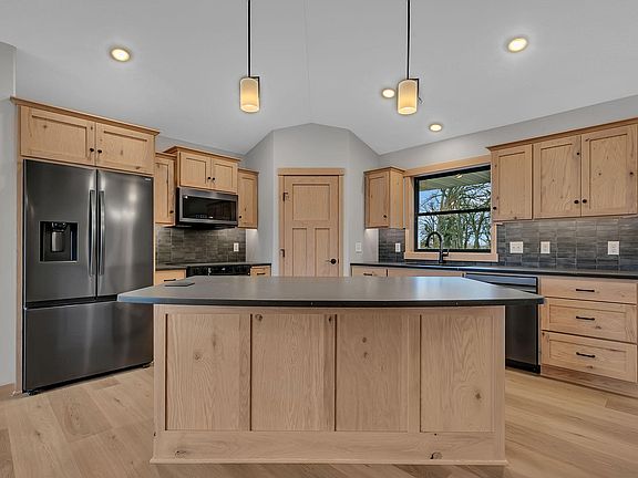 3rd image of 1116 Lanigan Way SW