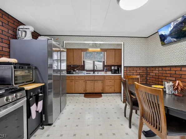 9 Chestnut St, Sussex Boro, NJ 07461
