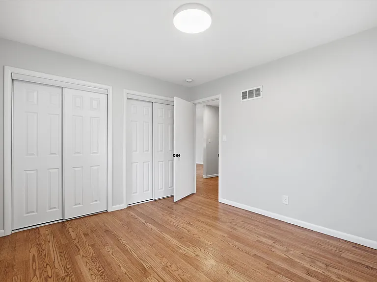 7719 Windsor St — Photo 16