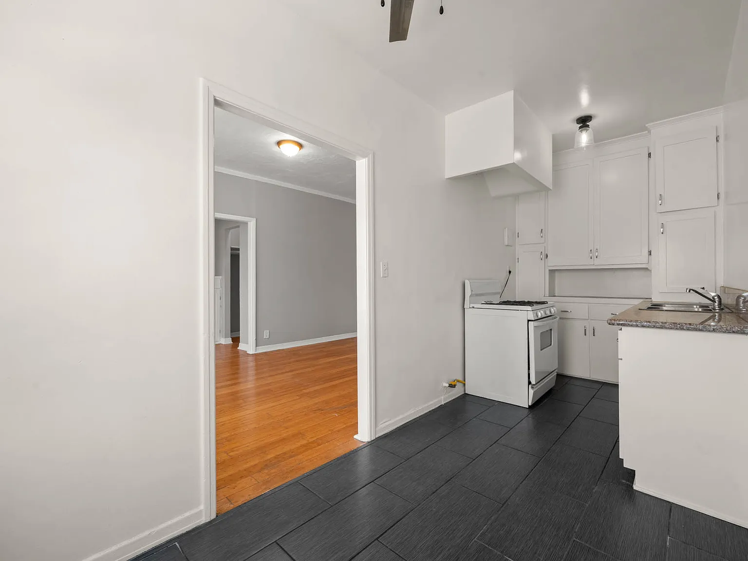 233 S Kenmore Ave — Photo 3