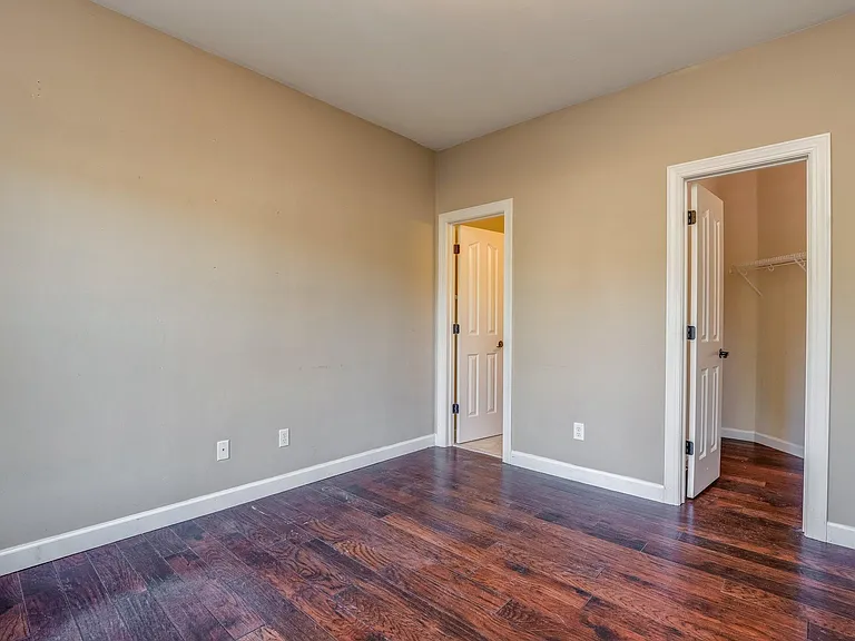 800 Sherrard Ct — Photo 17