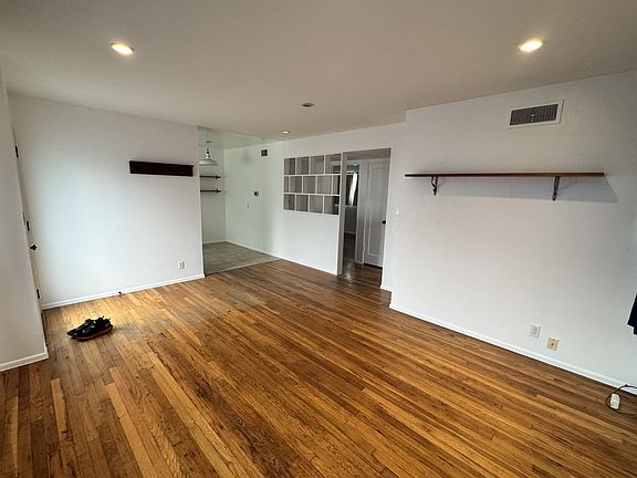 Living room, facing the bedrooms