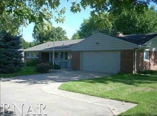 206 Fairway Dr, Bloomington, IL