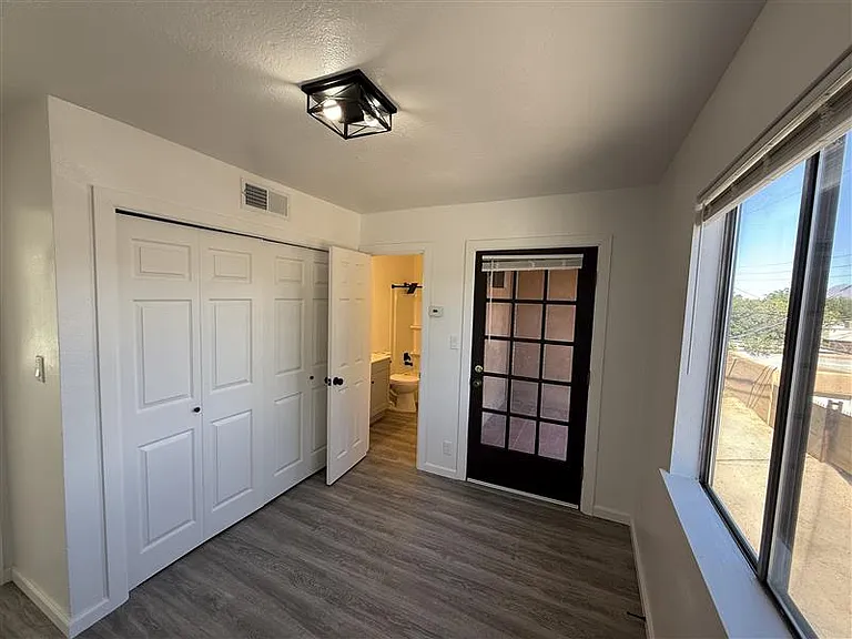 Renovated 2nd Floor Nob Hill 1 Bedroom w/ Ref Air & Balcony! — Photo 18