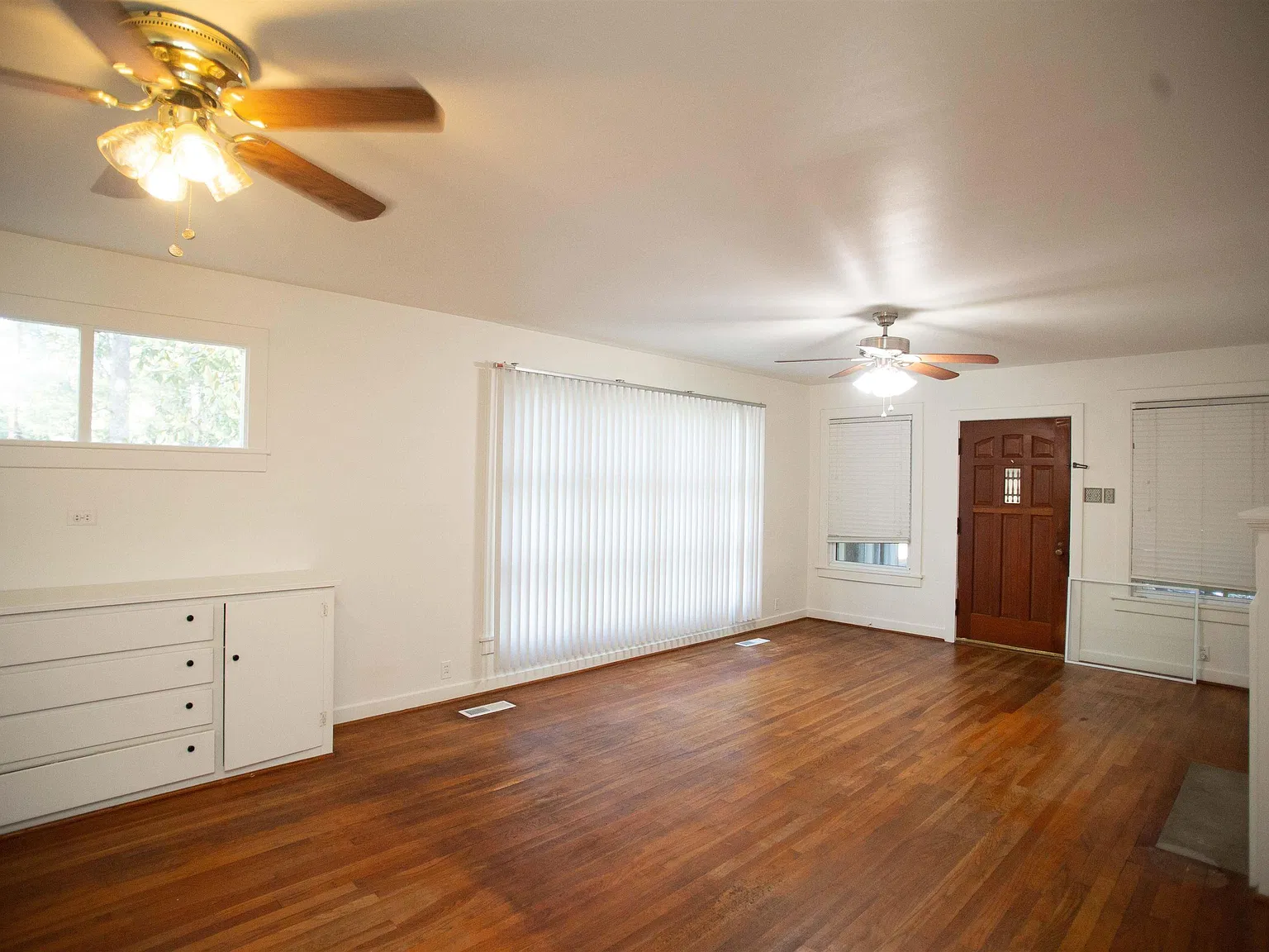 3 bed, 1.5 bath, 1372 sqft, $1,100 — Photo 3