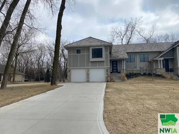 949 Crooked Tree Ln, Dakota Dunes, SD 57049