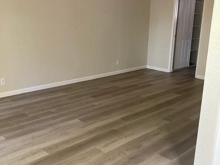 Riverdeck Apartments — Photo 22