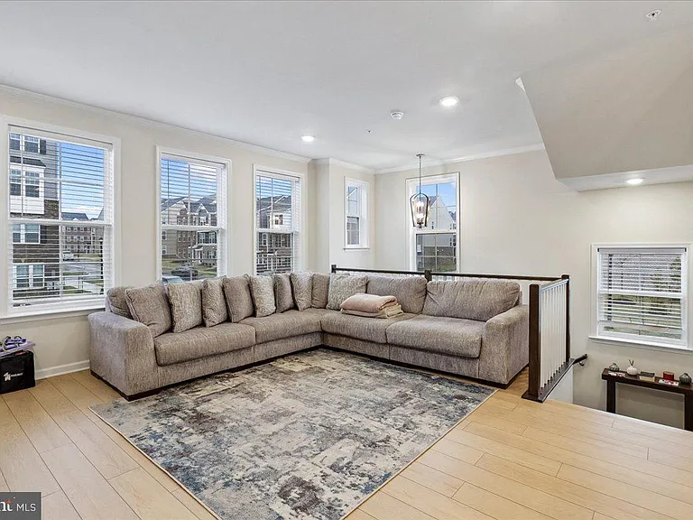 10800 Blanton Way — Photo 7