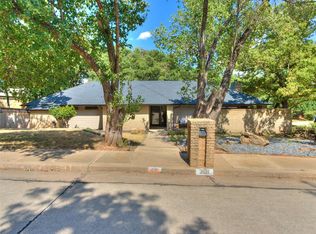 300 Crown Colony Rd, Edmond, OK 73034