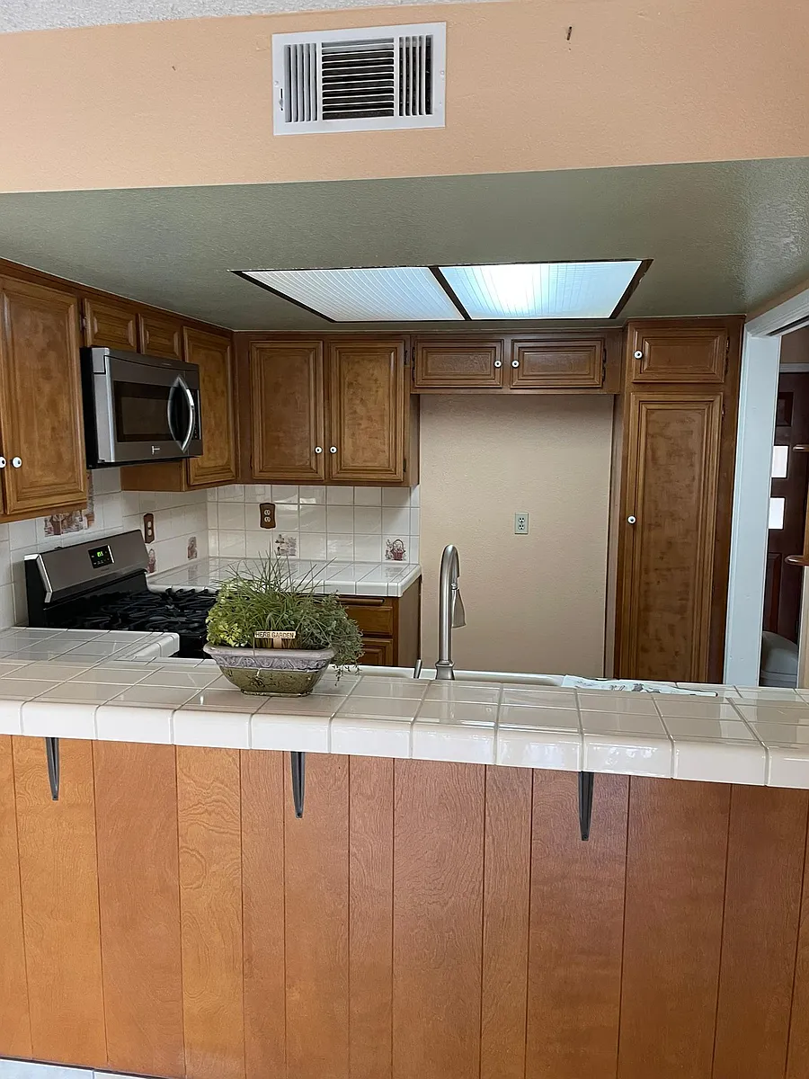 Kitchen - 9238 Citrus Ave #D