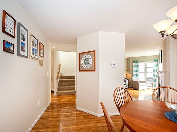 4th image of 32 Commodore Ct
