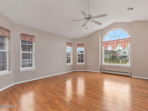 3rd image of 10 Newbury Court