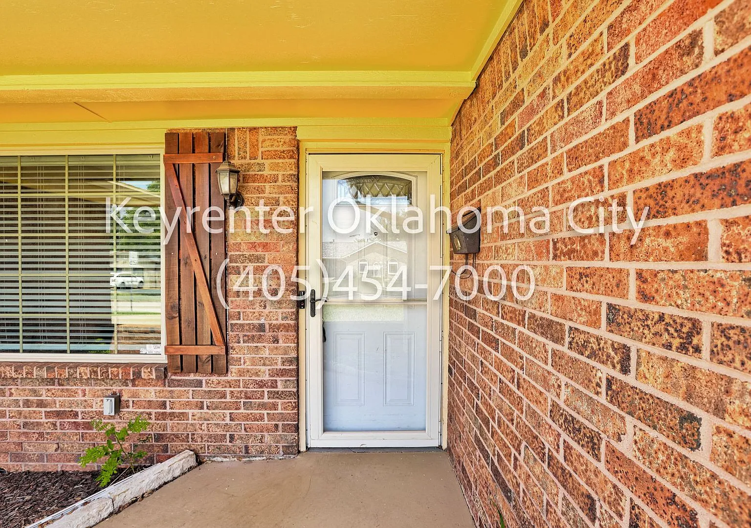 Spacious 3-Bedroom Home with Fireplace and 2-Car Garage in Oklahoma City — Photo 3