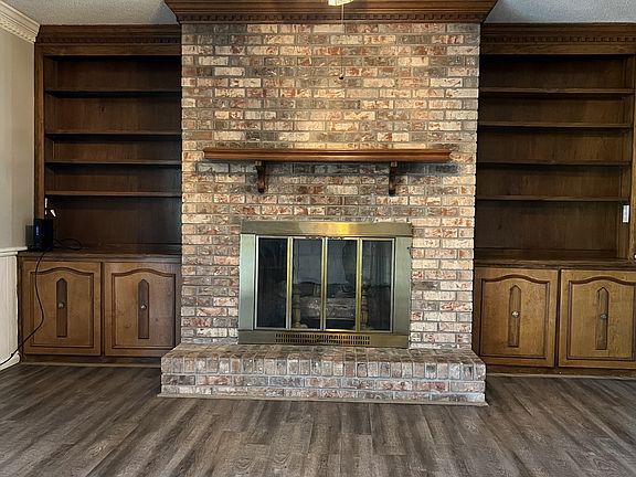 Working gas fireplace.