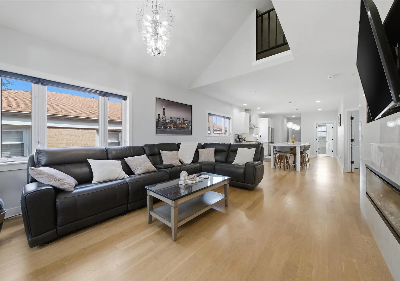 5 bed, 2500 sqft, $5,000 — Photo 4