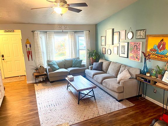 Living room - Vaulted Ceilings - Bay Window