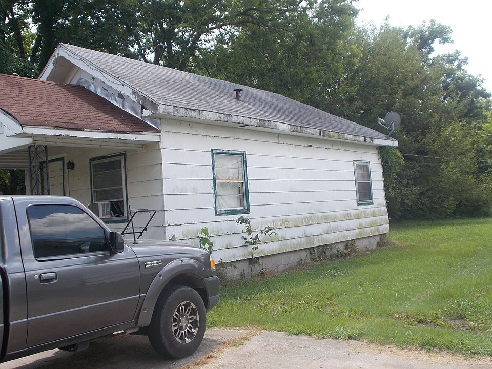 2nd image of 611 Pine St