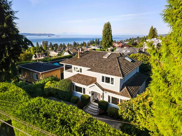 1631 22nd St, West Vancouver, BC V7V 4E2