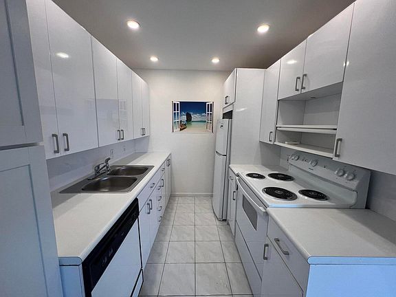 3rd image of 4053 HARWOOD E #4053