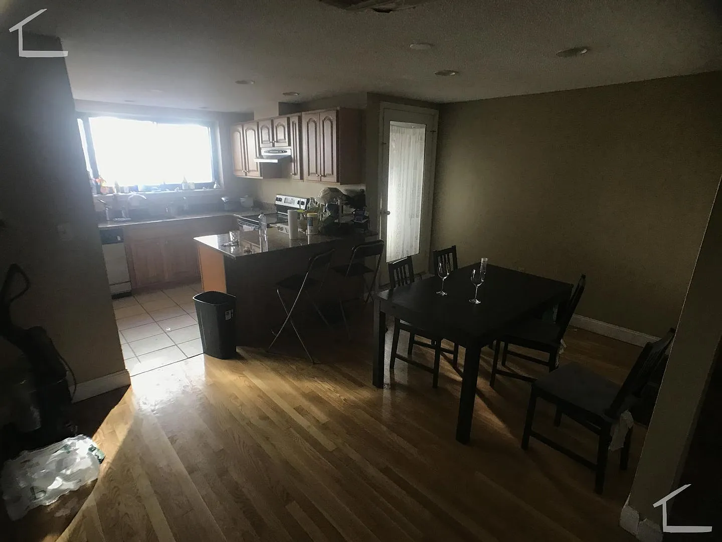 Charming 3 Bedroom-No Broker Fee — Photo 3