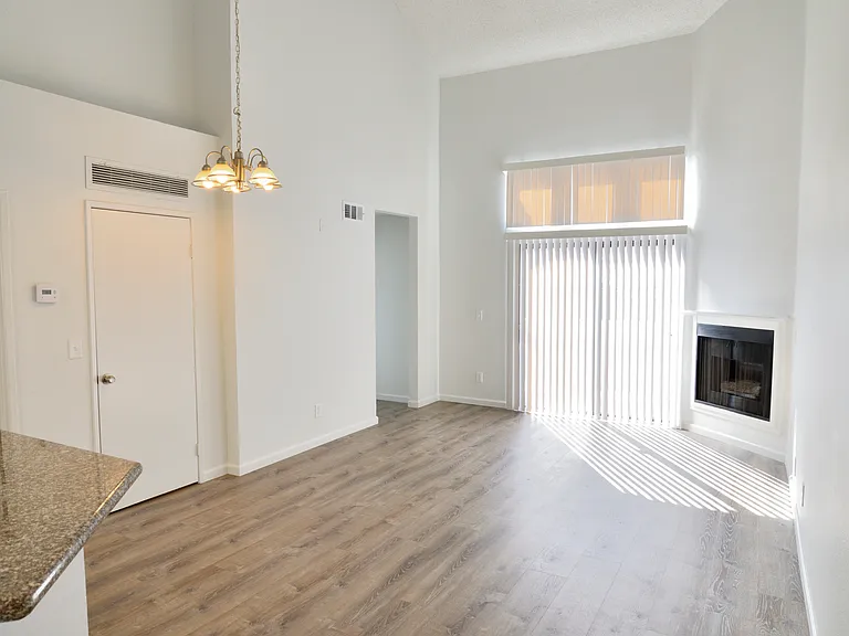 Sunset Plaza Apartments — Photo 18