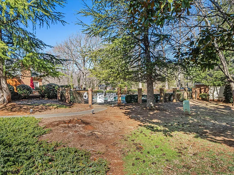 1810 Oakcrest Ct — Photo 32