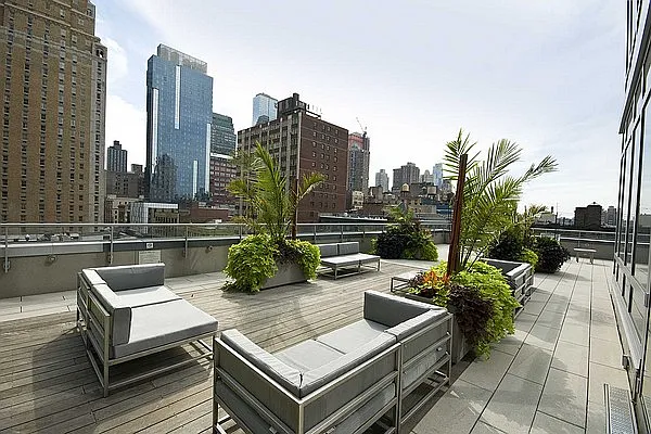 Sold by R New York | media 25