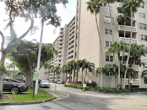 3rd image of 90 Edgewater Dr APT 1008