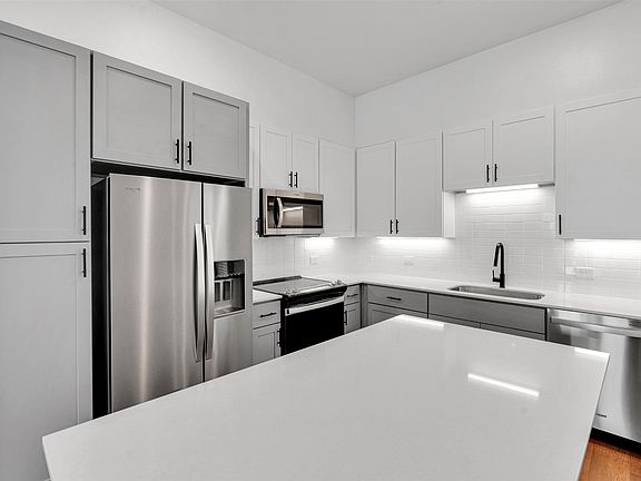 4th image of 1633-208 Bernard St #1633