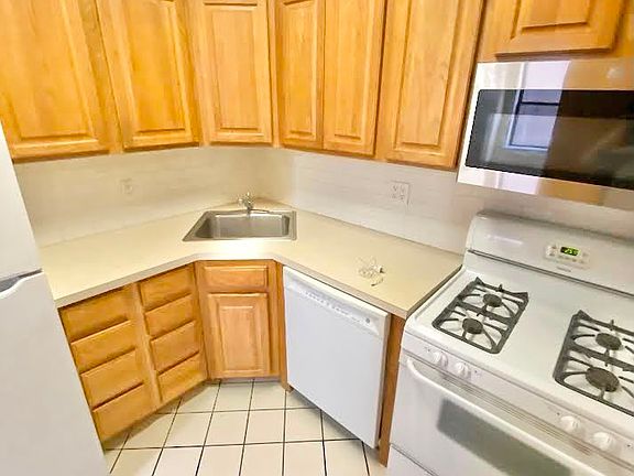 2nd image of 304 Pleasant Ave APT 2R