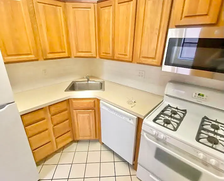 304 Pleasant Ave #2R — Photo 2