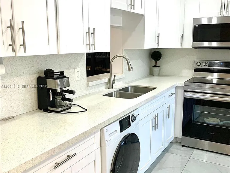 501 NE 14th Ave #601 — Photo 11
