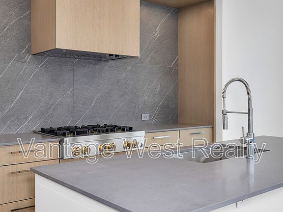 3rd image of 3389 Lakeshore Rd #216