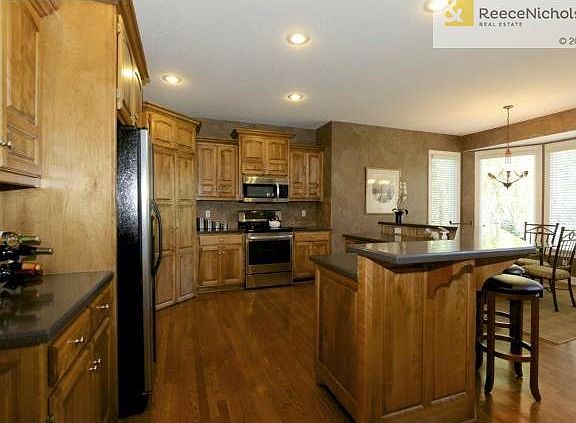 Center Island Kitchen With Corian Counter Tops & Stainless Appli