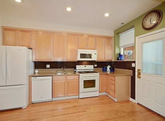 5th image of 1516 W Rosemont Ave APT 1E